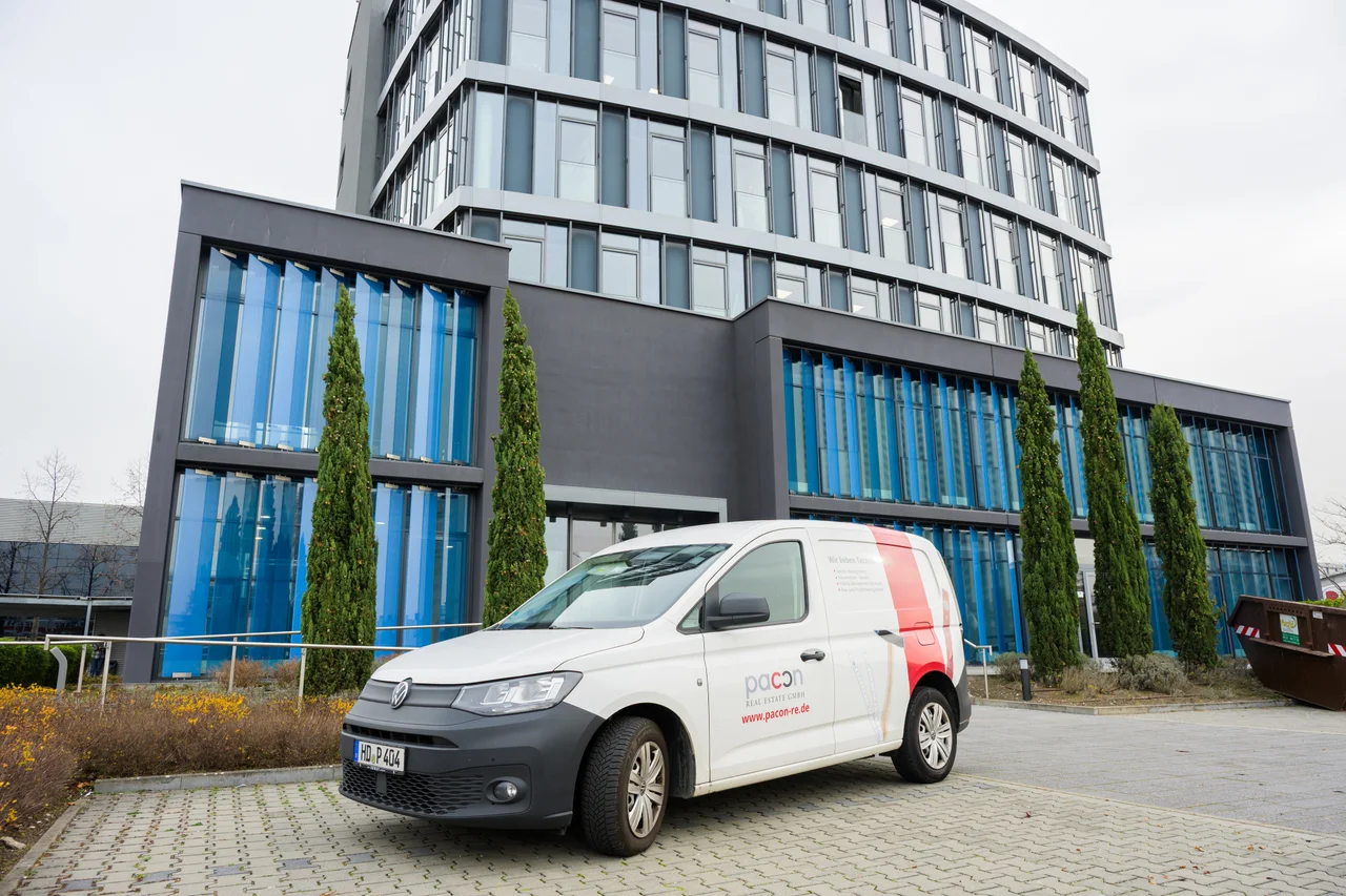 pacon-Servicefahrzeug vor dem Firmengebäude